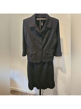 SPAGO COLLECTION BLACK W/WHITE PIN STRIPE SKIRT & JACKET SIZE 8